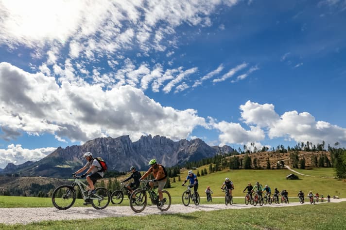 Mike & Friends on tour in front of the South Tyrolean Dolomites.