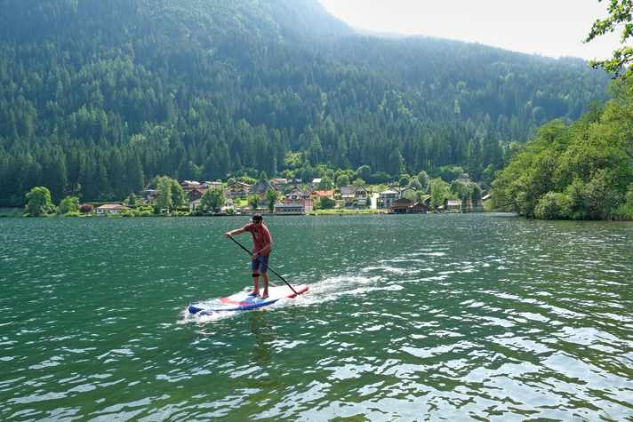Millstatt ist ein Bade- und Paddelparadies vor beeindruckender Kulisse.