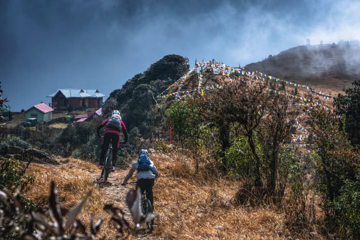 Man kann sie noch nicht sehen, aber hören: Das schrille Horn der DHR dringt durch den Nebel aus dem Tal herauf.