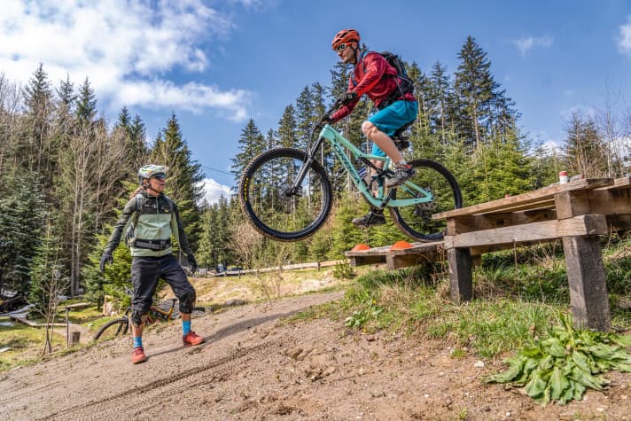 Bild 4: Vorderrad steigt, Hinterrad rollt - so wird die Landung weich.