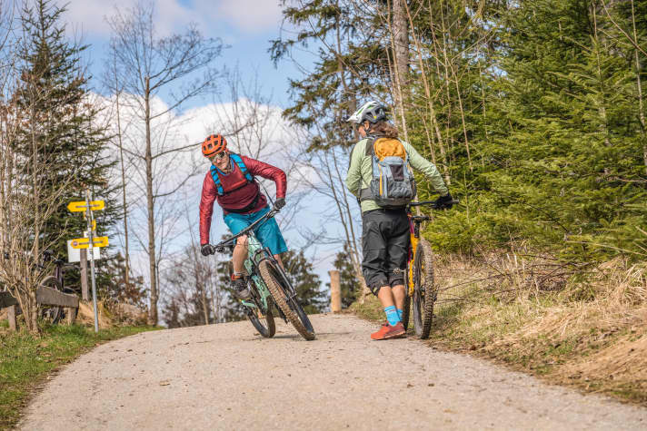 Image 2: The bike is tilted in fast bends.
