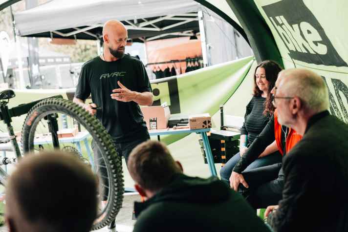 Learning together: How does the fork service work, how do I bleed my brakes? All this was demonstrated in small groups at the BIKE Academy.