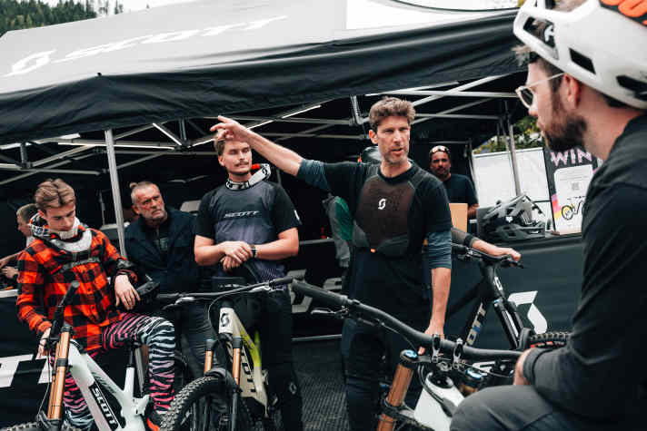 „Genau, da geht’s lang!“ – Julian Oswald von Scott beim Ride-Out mit dem neuen Gambler.