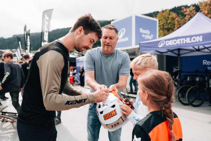 Großer Racer, kleine Racer: David Trummer verteilt Autogramme.