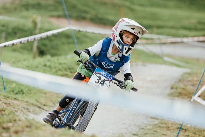 Children just want to have a good time on a mountain bike. Their parents therefore need to make good decisions when buying a bike.