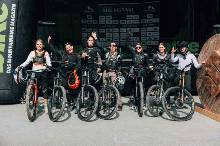 Professional racer Marlena Neißl took the motivated participants of the Womens Downhill Session powered by Fox under her wing.