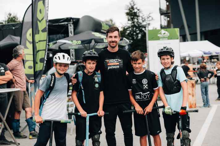 Der Vize Weltmeister David "Daveboy" Trummer mit Nachwuchs-Racern.