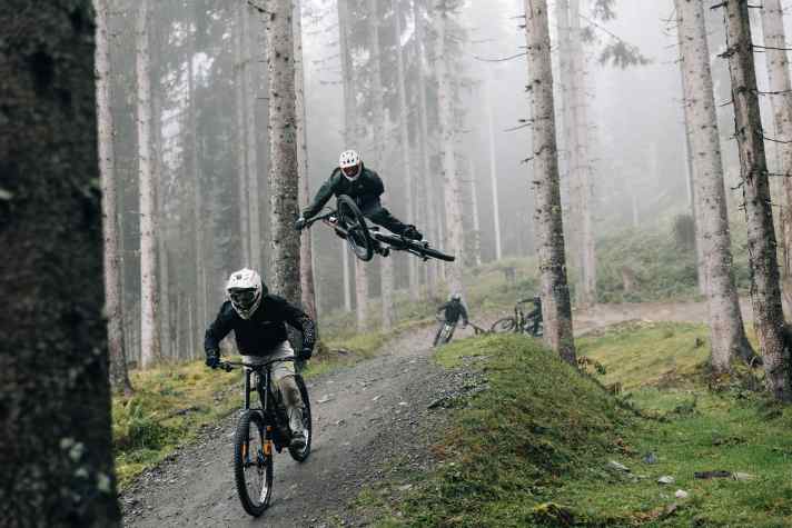 Elias Schwärzler rides ahead, his fans behind - and they are also really good on their bikes!