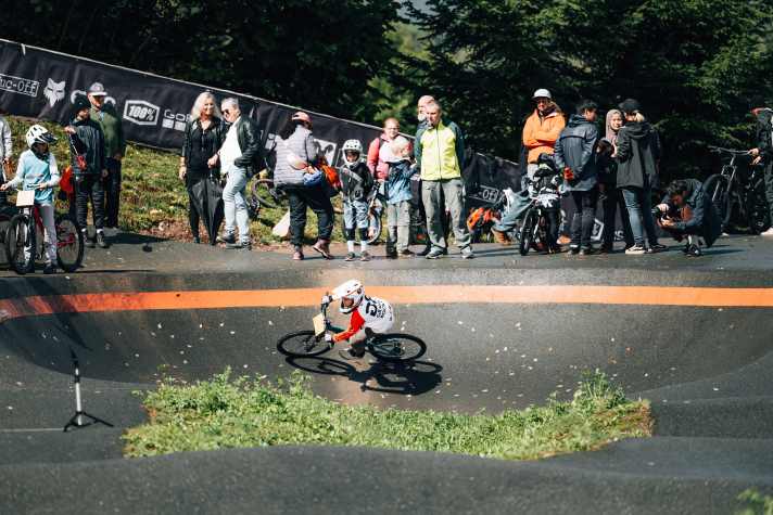 At the Scott Junior Trophy, the youngsters flew through the pump track at high speed.