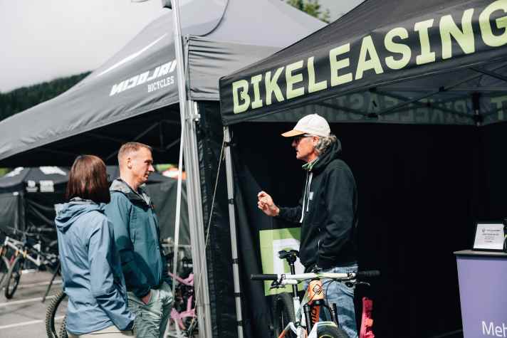 Fachsimpeln und Beratung einholen: zum Beispiel am Expo-Stand von Bikeleasing.