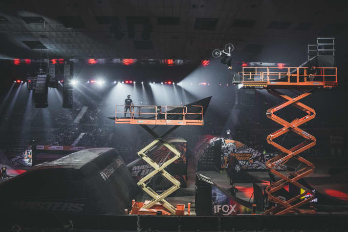 Crowd favourite Fabio Wibmer puts his head down and backflips from one lever stage to the next. Fabio will be present at all tour stops in Germany.
