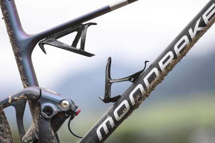 Jedes der Testbikes hat ein anderes Flaschenhalter-Setup. Das Mondraker F-Podium trägt den zweiten unter dem Oberrohr. Ein Sideloader, der hier zur Rechtsentnahme funktioniert muss erst einmal gefunden werden.