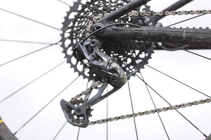 Eine mechanische Schaltung hat an hochpreisigen Marathon-Bikes fast schon Seltenheitswert. Am Mondraker F-Podium überzeugt die Sram X01 Eagle Schaltung mit guter Funktion und geringem Gewicht.