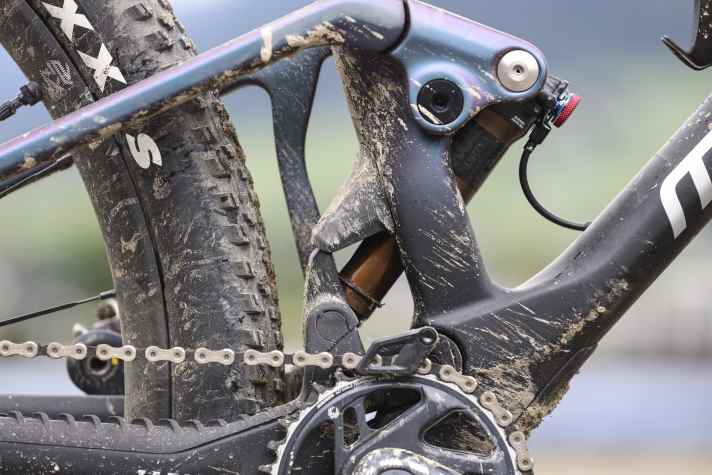 Chainstay protector, mini mudguard and chain guide protect the Mondraker F-Podium from damage and protect the hardware.
