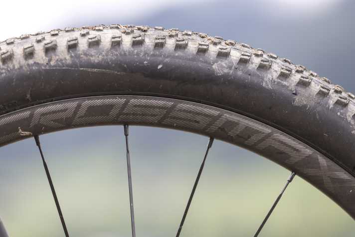 Das Mondraker F-Podium RR ist das einzige Bike im Test mit Carbon-Laufrädern. Die Maxxis Rekon Race Reifen in 2,4 Zoll breite laufen schnell und besitzen gute Dämpfungseigenschaften.