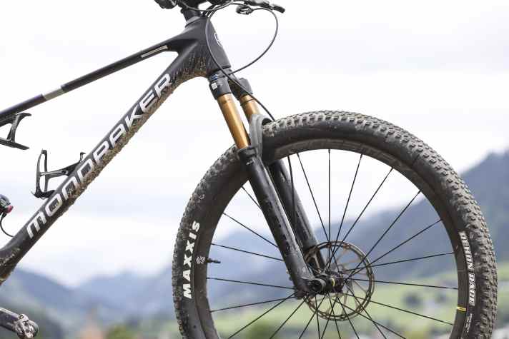 Am Fahrwerk nur das Beste. Angeführt wird das Mondraker F-Podium RR von einer Fox 34 SC Factory. Der Lenkwinkel steht 66,5 Grad flach.