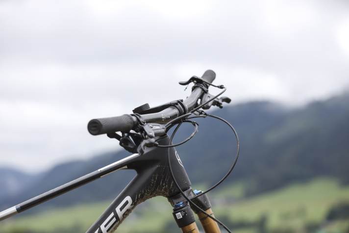Long stem plus carbon flat bar: The long and flat riding position of the Mondraker fullys takes no prisoners.