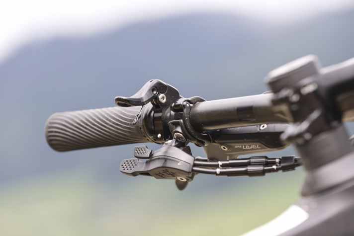 Der klobige Hebel der Dropper-Post steht dem 8000 Euro teuren Mondraker schlecht zu Gesicht. Er besitzt einen langen Hebelweg und lässt sich unmöglich ergonomisch platzieren.