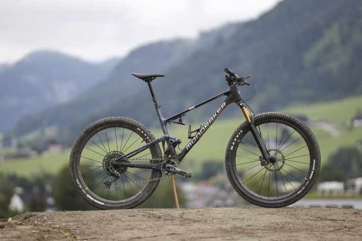 Das Mondraker F-Podium rollte bereits mit Federwegs-Plus und einer langen Geometrie auf die Marathon-Strecke, da fuhren andere Marken noch “oldschool”.