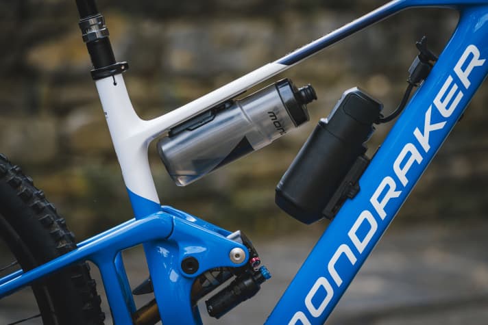 Optional kann man die Reichweite des Bikes mit TQs Range Extender um fast 50 Prozent verlängern. Dank des Hinterbaus und flacher Fidlock-Halter passen ab Größe M sogar Extender und Flasche gleichzeitig in den Rahmen.