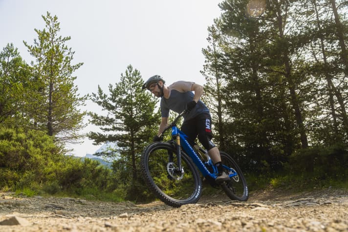 The sensitive rear suspension, long chainstays and good traction make the Mondraker a good climber. You sit comfortably on flat terrain, but a little too rear-heavy on steep climbs.