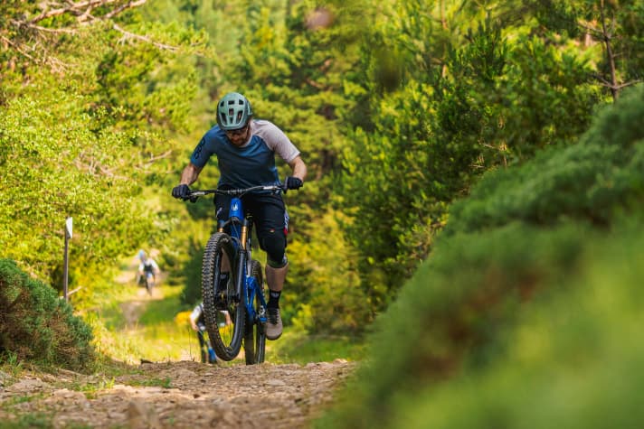 The high-traction rear suspension is not always high in its travel, the seat angle is comfortable but not super steep. When things get really nasty uphill, the front wheel of the Mondraker tends to rise.