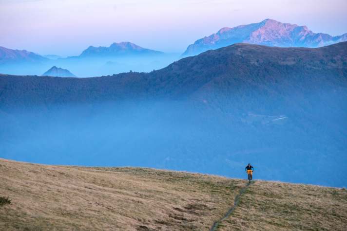 Monte Bar (1816 m) on Lake Lugano is still part of the foothills of the Alps in Swiss Ticino. But its panoramic trail is one of the really big ones in the Alps!