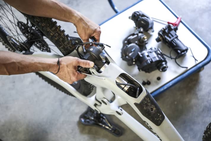 The check in the workshop: All e-bike motors and batteries were removed, extensively checked and had to compete on the scales for weight comparison.