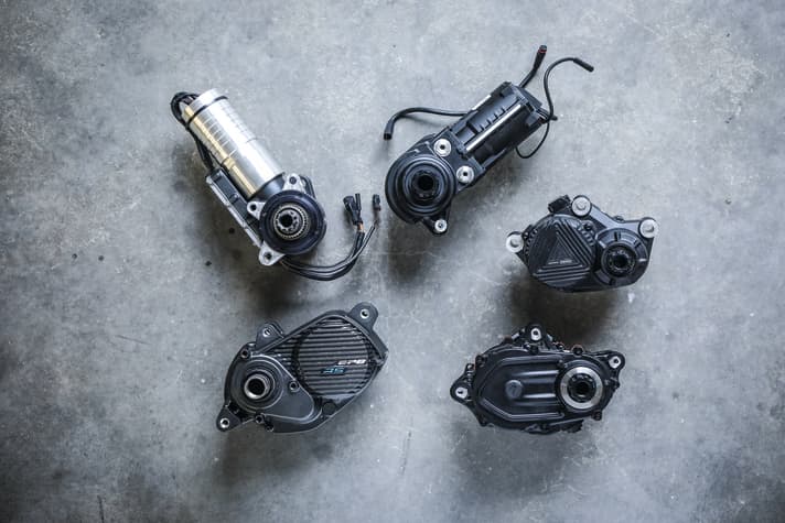 A size comparison of the motors.  Maxon, Fazua and Forestal (top, from left to right), as well as Shimano/Orbea and Specialized (bottom, from left to right). While Forestal, Specialized and Shimano/Orbea rely on classic designs, the electric motors of Fazua and Maxon are located in the elongated extension, spatially separated from the gearbox. This makes Maxon and Fazua look particularly slim when integrated into the bike.
