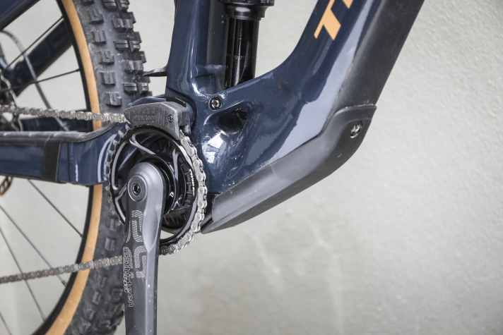 The TQ HPR 50 even disappears completely behind a small 32 mm chainring. No other mid-motor can be installed in a more visually unobtrusive way.