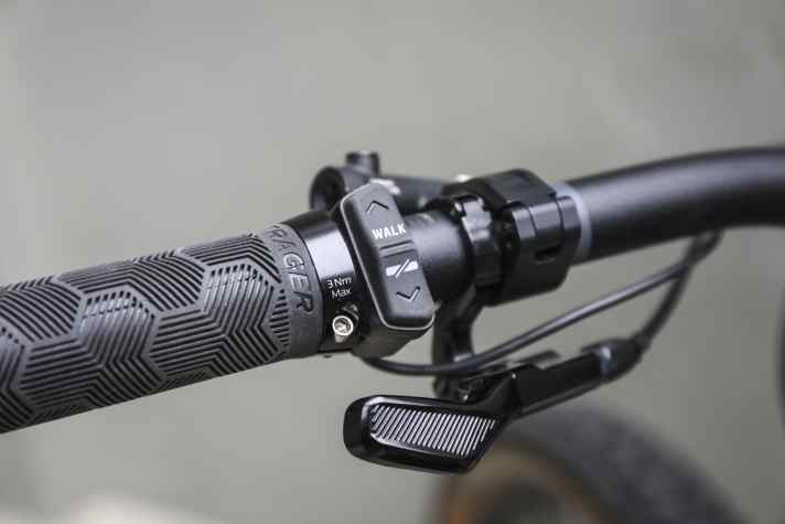 Die Remote ist schlank, wirkt wertig und gibt auf Knopfdruck klares Feedback. Zudem sind die Taster gummiert und liegen ergonomisch in der Hand. Schlicht, unauffällig, gelungen.