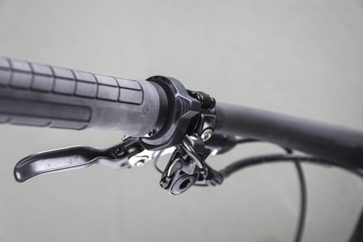 The ring control on the handle is easy to reach and intuitive to operate. However, the feel and feedback of the plastic trigger could be better.