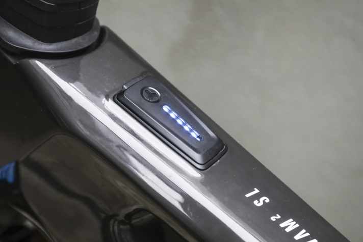 Fünf farbige LEDs zeigen U-Stufe und Akku-Stand an. Wirklich wertig wirkt das Kunststoff-Inlay im Oberrohr leider nicht.