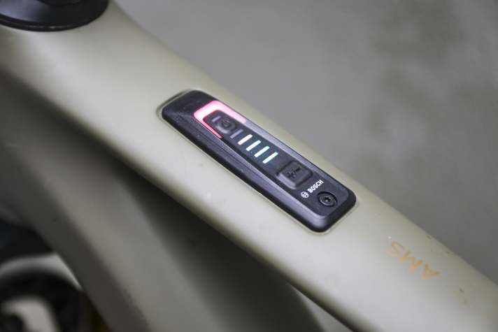 Der Systemcontroller im Oberrohr zeigt Akku-Stand (10%-Schritte) und U-Stufe über farbige LEDs an.