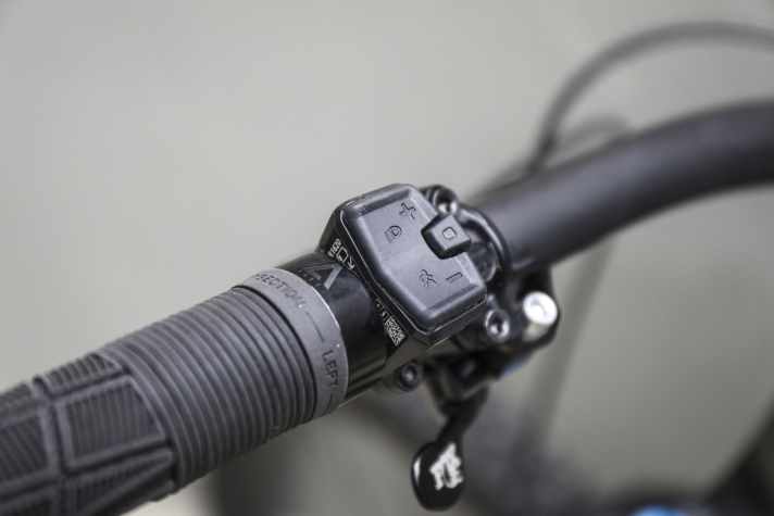 Die Mini-Remote ist kompakt und funktioniert kabellos. Achtung: Der Taster ist recht empfindlich und nimmt schnell Schaden, wenn das Bike zum Service auf dem Kopf abgestellt wird.