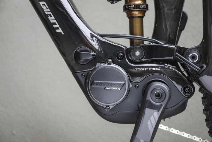 The rear bolt-on point is far away from the crank axle. This makes it more difficult to realise short chainstays.