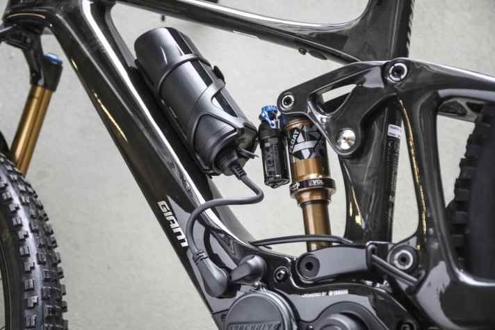 In the Giant Trance E+ Elite, the 400 Wh battery is permanently installed in the down tube. The 200 Wh range extender can optionally be stowed in the bottle cage.