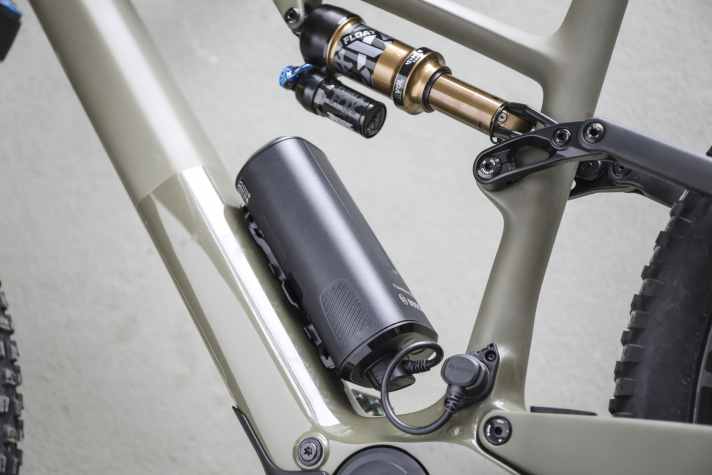 Der Bosch Power More 250 wiegt 1,6 Kilo und kann einfach an eine Aufnahme im Rahmen angeklickt werden.