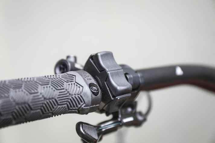 In Kombi mit dem 800er-Display sitzt der super schlanke und gelungene Taster SW-EM800 am Griff.