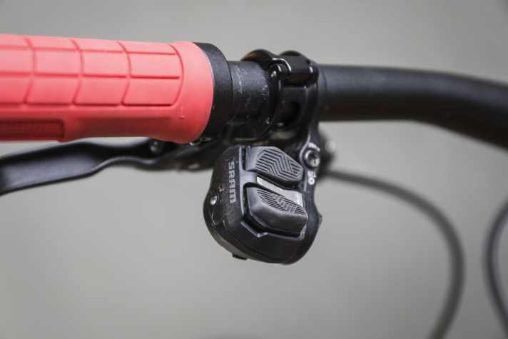 Die AXS-Pods funktionieren kabellos. Oben wird zwischen den zwei U-Stufen hin- und hergeschalten, unten wird die AXS-Teleskopstütze bedient.