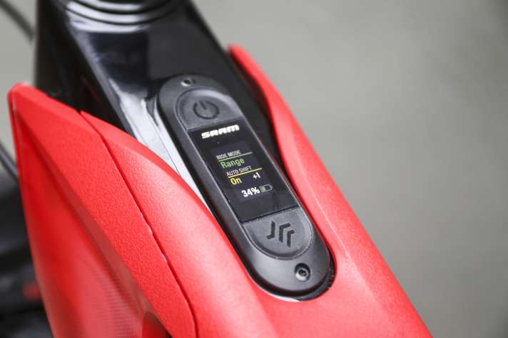 Keep it simple: The AXS Bridge display only shows the riding mode, battery status and autoshift mode.