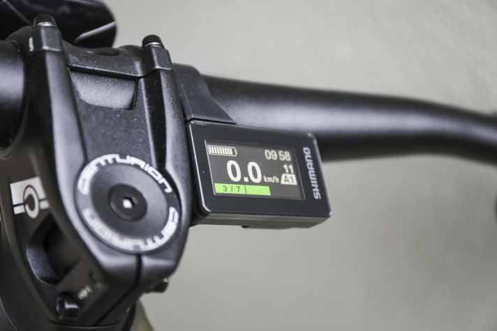 Das Shimano SC-EN600 sieht dem EM800 sehr ähnlich, verzichtet aber auf den Knopf, an dem durchs Menü gescrollt werden kann. Dafür wird der Akku-Stand in zehn statt fünf Schritten angezeigt.