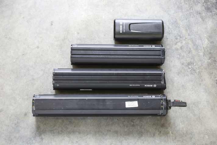 The three Powertube batteries 750, 625 and 500 (from bottom to top). Above, the optional Power More 250 range extender, which can be mounted on the down tube of many bikes with the Smartsystem.