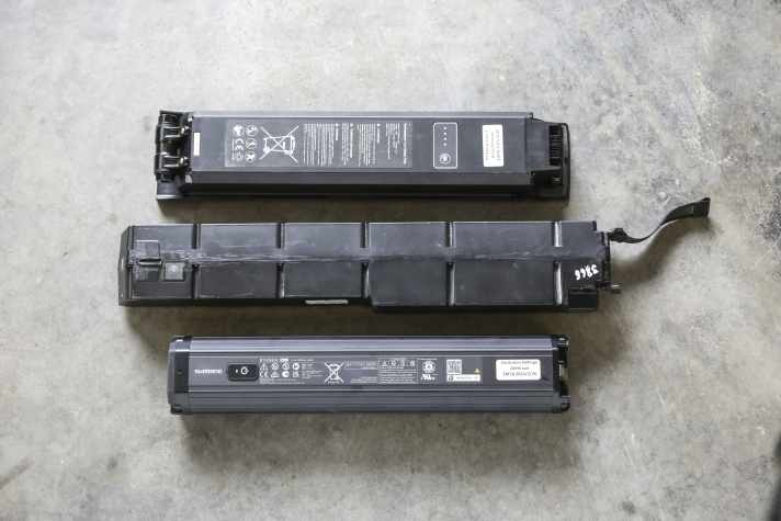 Unten der Shimano-Akku BT8036 mit 630 Wattstunden. In der Mitte der Canyon-Akku mit bis zu 900 Wattstunden und oben die kompakte Batterie von YT Industries mit 540 Wattstunden.