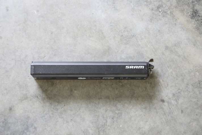 The 630 battery for Srams Eagle Powertrain is light at 3.1 kilos. It can be tightened in the down tube without rattling using the solid screw.