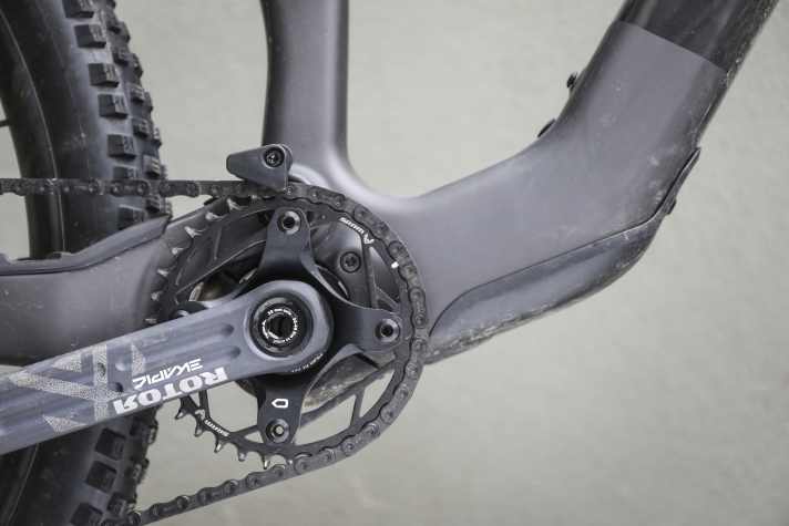 The motor is barely noticeable and disappears completely behind the chainring. Only the elongated motor extension in the down tube reveals to connoisseurs that there is a Fazua motor in the frame.
