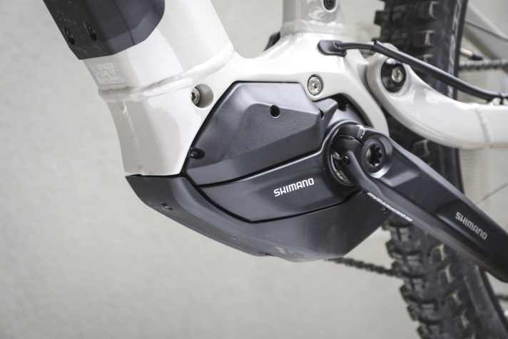 The housing of the EP6 is made of aluminium. It is heavier than the magnesium casing of the EP8 and Ep801. The difference in weight is around 300 grams.