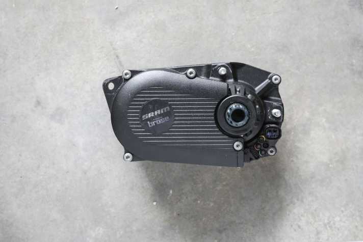 Sieht aus wie ein Brose-Motor, ist auch ein Brose-Motor. Der Drive SMag bekommt im Eagle Powertrain eine Softwaresteuerung von Sram spendiert. Die Hardware ist aber identisch mit anderen Ausbaustufen des Berliner Aggregats.