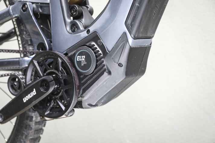 Even if a twelve-speed gearbox is already integrated in the MGU E1.12: Overall, the system is clearly heavier than a classic mid-engine with external derailleur gears. The advantage of Pinion: The weight sits low and in the centre of the bike, reducing the unsprung mass on the rear wheel.