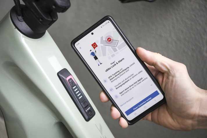 Das Bosch Connect Modul erlaubt ein exaktes Tracking über die Flow-App. Außerdem gibt der Sender auf Wunsch einen Bewegungsalarm und sperrt den Motorschub, wenn das passende Handy nicht in der Nähe ist.